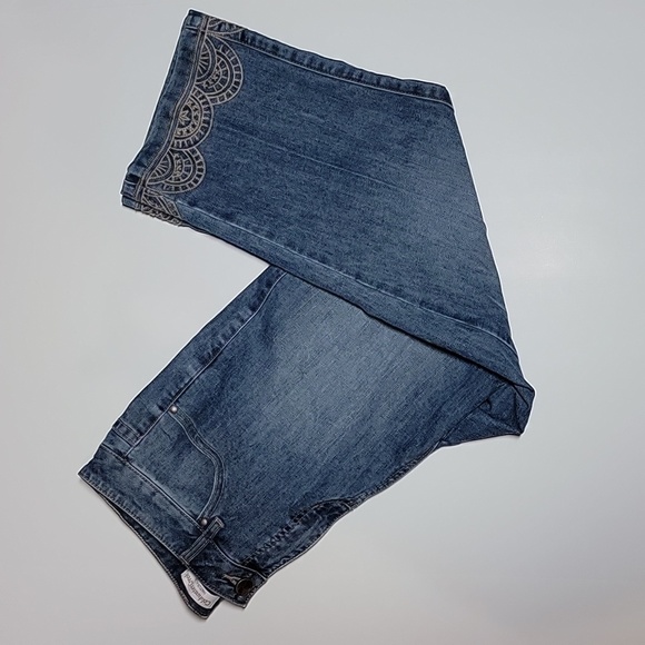 Coldwater Creek Natural Fit Medallion Crop Capri Denim Blue Jean Embroidered 6 - Picture 4 of 10